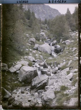 Image représentant Rochers et ruisseau au-dessus du lac de Sils