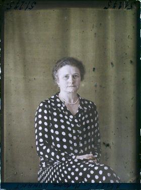 Image représentant https://musee-albert-kahn.s-museum.fr/home/NWQ2OTAwYzNmYjZlZTk1ZWQwODJmMjY4L2dlbmVyaWMtbm90aWNlLXRhYi9hdXRob3JpdHkvNjE3YTc5ZjVjZjhiODk2OGIzMzM3ZDIx/5d6900c3fb6ee95ed082f268/generic-notice-tab/authority/617a79ebcf8b8968b3336bfc Madame Elisa Dunant