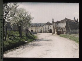 Image représentant France, Gerbeviller, L'entrée avec la route et un arbre fruitier à gauche