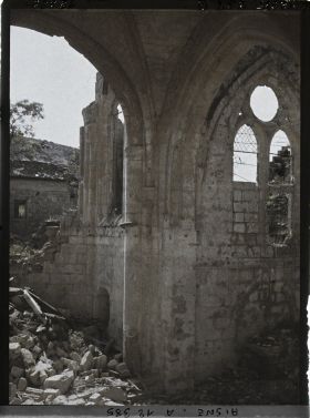 Image représentant Intérieur de l'église Saint-Martin en ruine