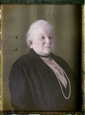 Image représentant https://musee-albert-kahn.s-museum.fr/home/NWQ2OTAwYzNmYjZlZTk1ZWQwODJmMjY4L2dlbmVyaWMtbm90aWNlLXRhYi9hdXRob3JpdHkvNjE3YTc5ZjVjZjhiODk2OGIzMzM3ZDIx/5d6900c3fb6ee95ed082f268/generic-notice-tab/authority/617a79ebcf8b8968b3337123 Madame Lantz
