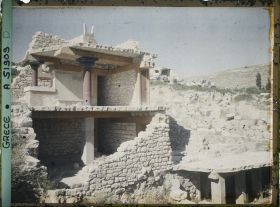 Image représentant Au pied des Propylées sud du palais, la "Maison sud" où logent des courtisans (?)