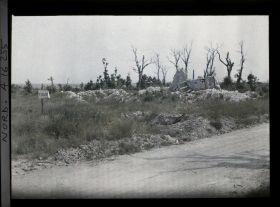 Image représentant France, Tilloy, Les restes de l'Eglise, la plaque indiquant l'emplacement de la Mairie