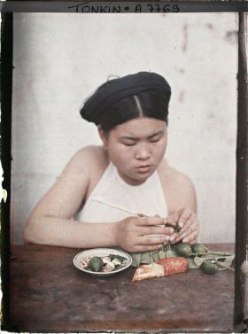 Image représentant Une jeune femme effectaunt les phases finales de la confection d'une chique de bétel