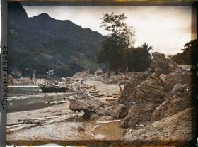 Image représentant Le barrage de rochers de la rivière Noire et les sampans amarrés en aval
