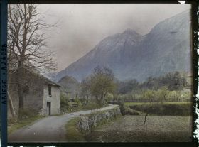 Image représentant La vallée de l'Ariège près d'Ussat, vue prise vers Ussat