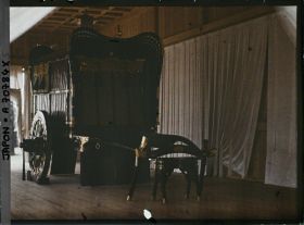 Image représentant Funérailles de l'Empereur Taisho-Tenno (Yoshihito), Shinjuku Gyoen (Parc Impérial de Shinjuku) : exposition du char funèbre