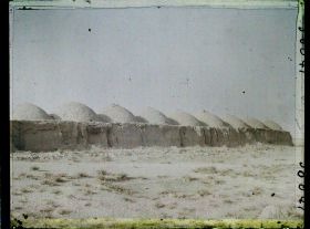 Image représentant Le mur d'enceinte du village abandonné