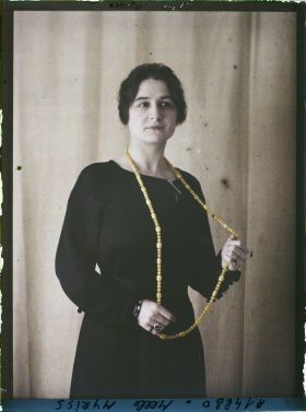 Image représentant https://musee-albert-kahn.s-museum.fr/home/NWQ2OTAwYzNmYjZlZTk1ZWQwODJmMjY4L2dlbmVyaWMtbm90aWNlLXRhYi9hdXRob3JpdHkvNjE3YTc5ZjVjZjhiODk2OGIzMzM3ZDIx/5d6900c3fb6ee95ed082f268/generic-notice-tab/authority/617a79ebcf8b8968b33374a3 Mademoiselle Myriss