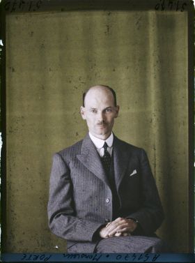 Image représentant https://musee-albert-kahn.s-museum.fr/home/NWQ2OTAwYzNmYjZlZTk1ZWQwODJmMjY4L2dlbmVyaWMtbm90aWNlLXRhYi9hdXRob3JpdHkvNjE3YTc5ZjVjZjhiODk2OGIzMzM3ZDIx/5d6900c3fb6ee95ed082f268/generic-notice-tab/authority/617a79ebcf8b8968b3337629 Monsieur Porte