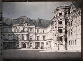 Image représentant La façade du château avec son escalier monumental