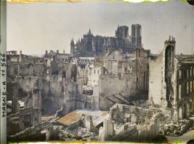 Image représentant Ruines du quartier de l'Université, au fond la cathédrale