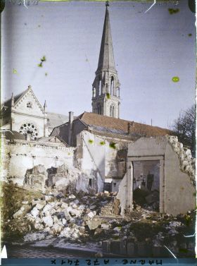 Image représentant L'église Saint-André et maison en ruine