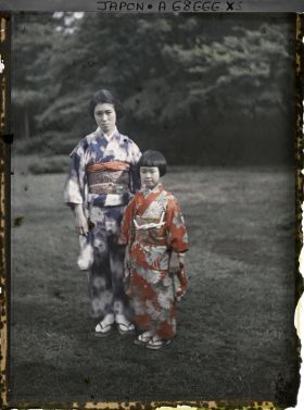 Image représentant Résidence de la famille Kitashirakawa (?) ou Asaka (?)Les jeunes princesses Kikuko Asaka (à gauche) et Kiyoko Asaka (à droite)