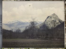 Image représentant Le Pic de Saint-Barthélemy au fond couvert de neige et sur la droite, le Soudour qui domine Tarascon