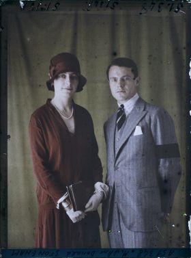 Image représentant https://musee-albert-kahn.s-museum.fr/home/NWQ2OTAwYzNmYjZlZTk1ZWQwODJmMjY4L2dlbmVyaWMtbm90aWNlLXRhYi9hdXRob3JpdHkvNjE3YTc5ZjVjZjhiODk2OGIzMzM3ZDIx/5d6900c3fb6ee95ed082f268/generic-notice-tab/authority/617a79ebcf8b8968b333780c Monsieur Donald Stoneham  et  https://musee-albert-kahn.s-museum.fr/home/NWQ2OTAwYzNmYjZlZTk1ZWQwODJmMjY4L2dlbmVyaWMtbm90aWNlLXRhYi9hdXRob3JpdHkvNjE3YTc5ZjVjZjhiODk2OGIzMzM3ZDIx/5d6900c3fb6ee95ed082f268/generic-notice-tab/authority/617a79ebcf8b8968b333780d Madame Stoneham