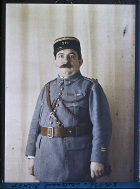 Image représentant Le Lieutenant  https://musee-albert-kahn.s-museum.fr/home/NWQ2OTAwYzNmYjZlZTk1ZWQwODJmMjY4L2dlbmVyaWMtbm90aWNlLXRhYi9hdXRob3JpdHkvNjE3YTc5ZjVjZjhiODk2OGIzMzM3ZDIx/5d6900c3fb6ee95ed082f268/generic-notice-tab/authority/617a79ebcf8b8968b333759b Pichet