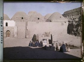 Image représentant Des enfants, des femmes et un homme devant l'église copte Béni Mansour