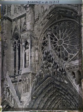 Image représentant Détail de la façade occidentale de la cathédrale, le gâbleet la grande rosace dédiée à la vierge