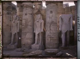 Image représentant Colonnes et statues dans la cour de Ramsès II ?