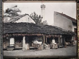 Image représentant Le Bazar, étoffes et chaussures, avec un bout de minaret