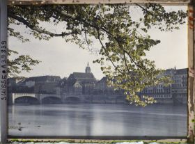 Image représentant Le pont du Milieu et l'église Saint-Martin depuis l'Unterer Rheinweg