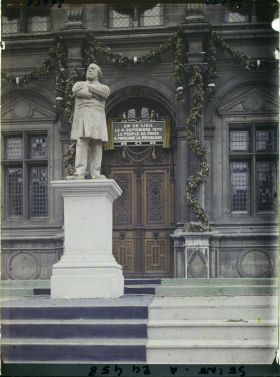 Image représentant La statue de Gambetta devant l'Hôtel de Ville pour le Cinquantenaire de la IIIe République