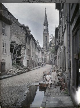 Image représentant Une rue au passage d'un avion