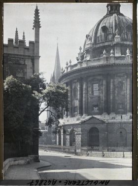 Image représentant La Radcliffe Science Library. Au fond, le clocher de l'église Sainte Marie