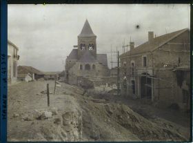 Image représentant France, Berru près Reims, L'extrémité de la rue principale et l'Eglise