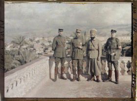 Image représentant Le général Gouraud entouré de trois officiers sur la terrasse de sa résidence