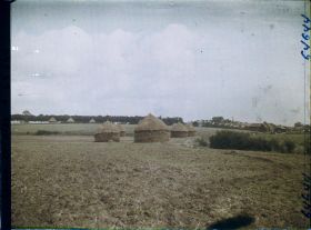 Image représentant Ile de France, Bouffémont, Meules de blé en avant du Village