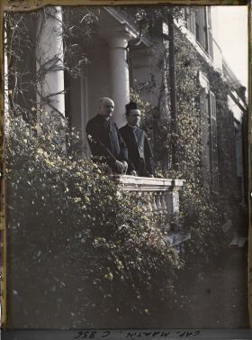 Image représentant Deux ecclésiastiques invités par Albert Kahn, sur le perron de la villa Miramar