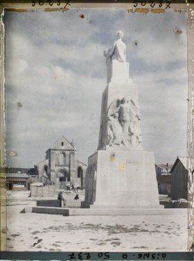 Image représentant France, Soissons, Monumt aux Morts et Eglise du Parvis St Pierre