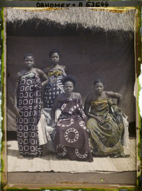 Image représentant Portrait de la sœur (assise au centre) et des femmes du chef  https://musee-albert-kahn.s-museum.fr/home/NWQ2OTAwYzNmYjZlZTk1ZWQwODJmMjY4L2dlbmVyaWMtbm90aWNlLXRhYi9hdXRob3JpdHkvNjE3YTc5ZjVjZjhiODk2OGIzMzM3ZDIx/5d6900c3fb6ee95ed082f268/generic-notice-tab/authority/617a79eacf8b8968b3336557 Justin Aho