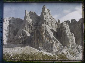 Image représentant La chaine de la Sella (Groupo di Sella ou Sellagruppe) depuis le col du Grödner (Grödner Joch ou passo Gardena)