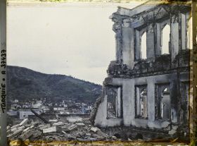 Image représentant Ruines du Konak (résidence du Gouverneur), vers les quartiers est de la ville