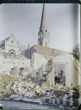 Image représentant L'église Saint-André et maison en ruine