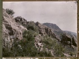 Image représentant Les roches rouges ; au fond, la montagne du Trayas