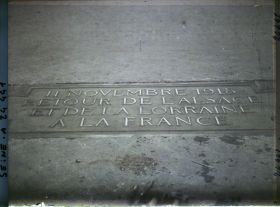 Image représentant La dalle célébrant le retour de l'Alsace et de la Lorraine à la France sous l'Arc de Triomphe, à l'occasion du Cinquantenaire de la IIIe République