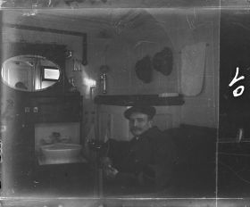 Image représentant Maurice Lévy dans une cabine de 1ere classe