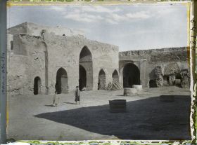 Image représentant La cour de l'église de Mar Behnam (IVe siècle)
