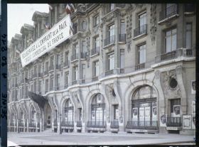 Image représentant Pancarte pour l'emprunt national de 1920 sur la facade de l'hôtel Elysée-Palace au 103 avenue des Champs-Elysées, siège social du Crédit commercial de France