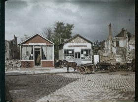 Image représentant France, Béthune, Ruines et magasin dans les baraques