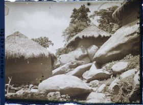 Image représentant Cases à flanc de montagne, au milieu d'éboulis rocheux