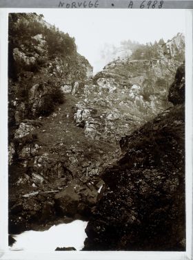 Image représentant Près de la cascade ?