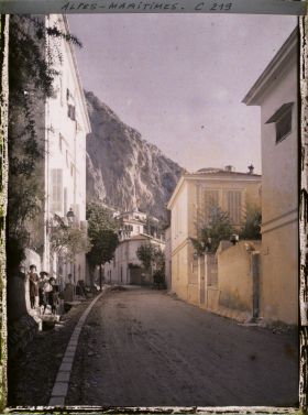 Image représentant Une rue de Menton- Garavan (actuellement avenue Aristide Briand) à proximité de la frontière italienne