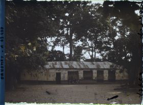 Image représentant Case du fétiche Homgbo (?) adossée à l'enclos sacré