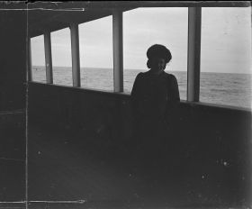 Image représentant Une passagère de 2eme classe pose sur la coursive