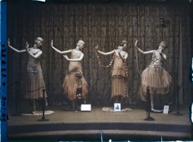 Image représentant L'Exposition des arts décoratifs, Costumes de scène, classe 24, théâtre, dans le Grand Palais